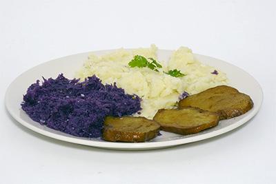 Lilakáposzta gömböccel és krumplipürével